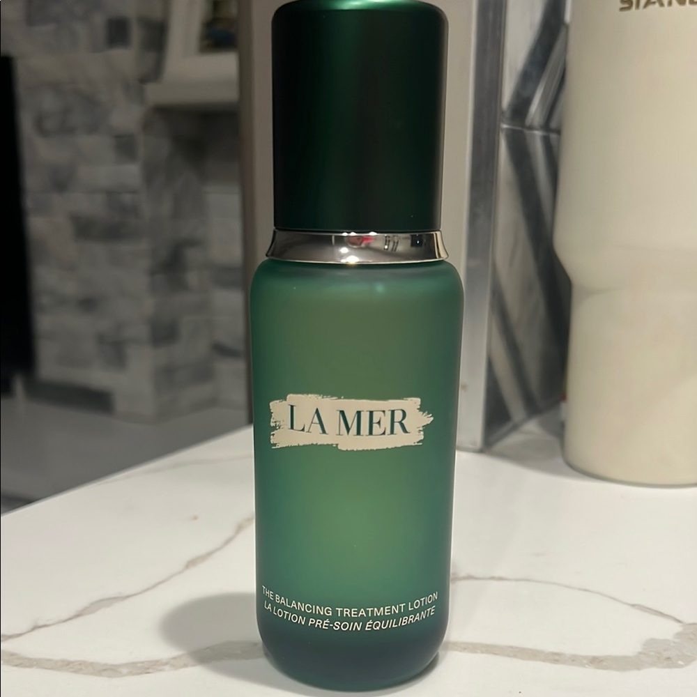 La Mer Skincare Toner - Elegant Green